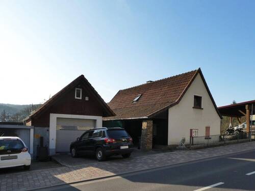 Aussenansicht - AUMÜLLER-Immobilien - Sympathisches Einfamilienhaus mit großer Garage und sonniger Terrasse