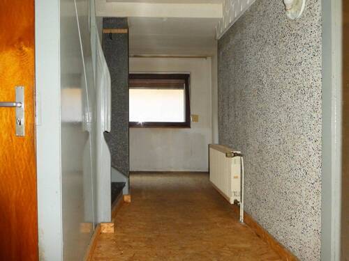 Blick zum Eingangsbereich und Tür zum Keller - 