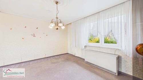 Wohnzimmer mit Blick in den Garten - 6 Zimmer Doppelhaushälfte in Mettlach / Orscholz