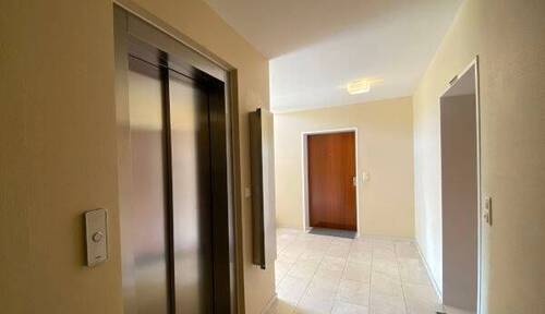 Treppenhaus mit Lift - 