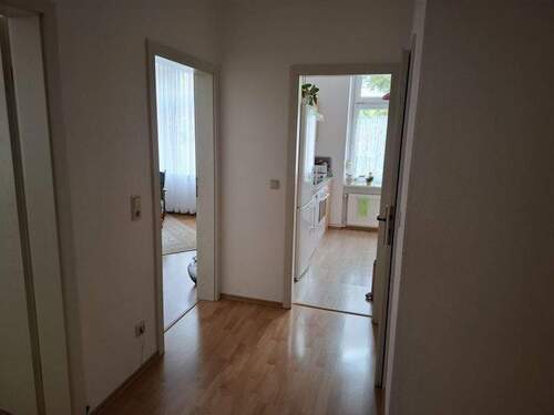 Diele, Zugänge Wohnzimmer/Küche + Dusche/WC - 