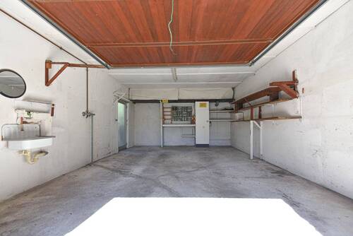 große Garage mit Nebeneingangstür - 