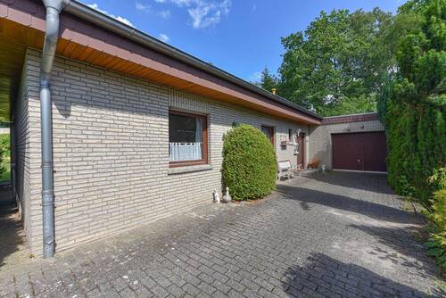 Einfahrt und Garage - 