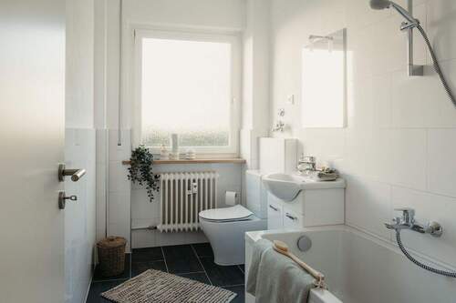 Badezimmer mit Badewanne - 
