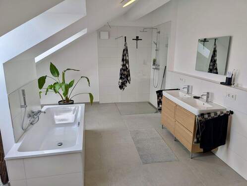 Badezimmer mit Badewanne - 