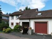 Bild 1 - AUMÜLLER-Immobilien - Freundliches Dreifamilienhaus mit Garage in direkter Nähe zum Kurpark