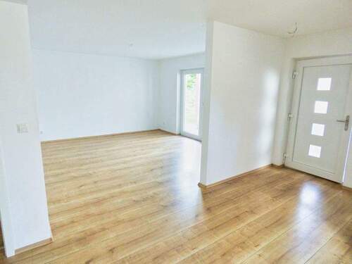 Küche gen Eingang und Wohnen - 