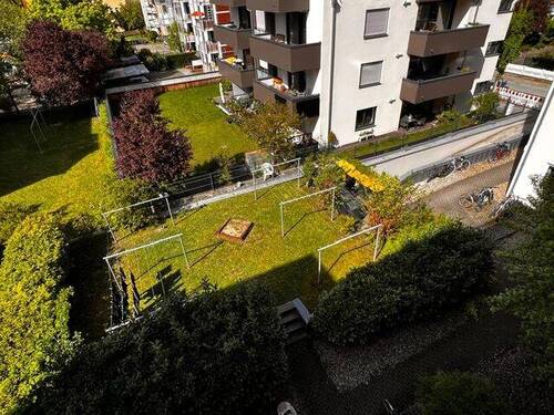 Blick vom Balkon in den Garten - 