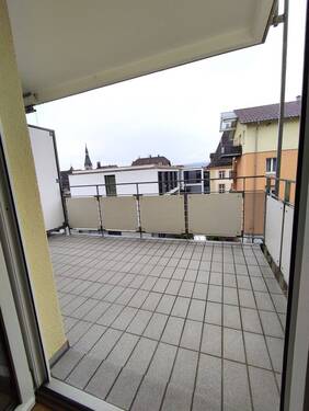 Blick vom Wohnzimmer auf Balkon - 2 Zimmer Etagenwohnung zur Miete in Waldshut-Tiengen