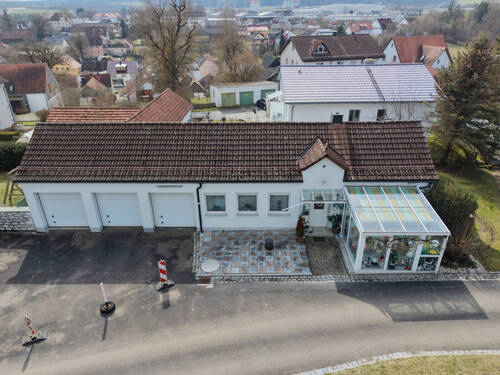 Kompakte Gewerbeimmobilie - Für den kleinen Handwerker: Büro mit Lagerfläche bzw. Garagen in Lauterhofen