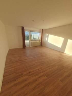 Wohnzimmer - 3-Zimmer-Wohnung Bahnhofsnähe - 878,00 EUR Kaltmiete, ca.  87,80 m² Wohnfläche