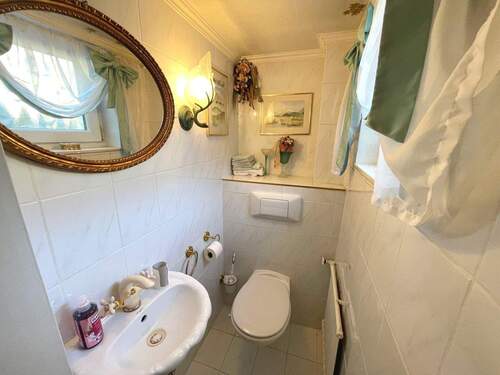 Gäste-WC mit Fenster - 