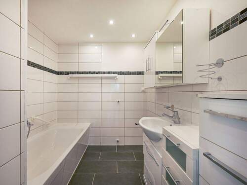 Bad EG - 7 Zimmer Mehrfamilienhaus, Wohnhaus in Karlsruhe / Neureut