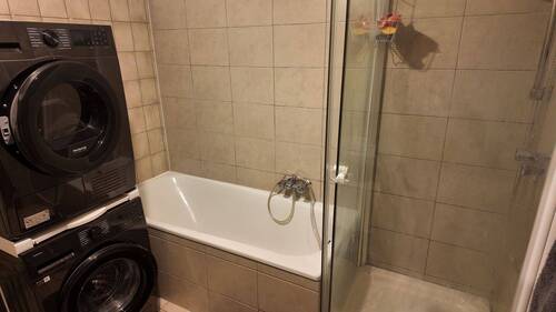 Badezimmer mit Dusche und Wanne - 2 Zimmer Etagenwohnung in Monheim am Rhein