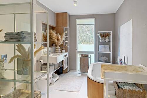 Badezimmer Erdgeschoss mit Dusche und Badewanne - 