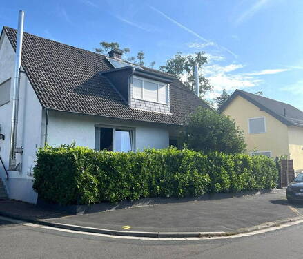 Hausansicht - Große Erdgeschosswhg. (187 qm Wohn-Nutzfl.) mit Garten und ausgeb. UG in 2-Fam.Haus