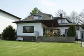 Hausansicht Gartenseite - MAKLERFREI Bungalow (ZFH) mit großem Garten bzw. Neubaureserve