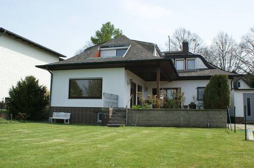 Hausansicht Gartenseite - MAKLERFREI Bungalow (ZFH) mit großem Garten bzw. Neubaureserve
