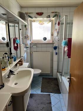 Bad mit Wanne und Dusche.jpg - 
