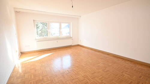 Geräumiges Wohnzimmer - 3 Zimmer Etagenwohnung zur Miete in Neumarkt in der Oberpfalz / Holzheim