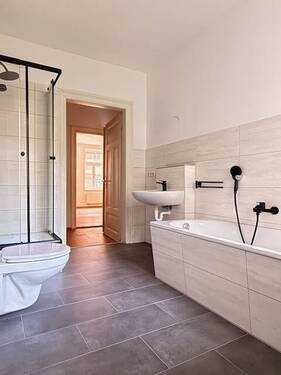 Bad_Blick_Eingang - 2 Zimmer Etagenwohnung zur Miete in Leipzig