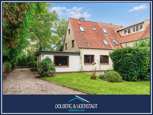 Ansicht vom Garten - Sanierungsbedürftige Doppelhaushälfte mit großzügigem Grundstück und Doppelgarage in HH-Rahlstedt