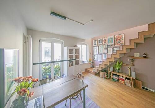 Küche und Essbereich - Gipsdreieck meets Dachterrasse: sehr besondere 44 qm Maisonette im Hinterhaus mit EBK