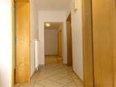 Flur - Terrassenwohnung mit 80,00 m&sup2; in Hebertsfelden zur Miete