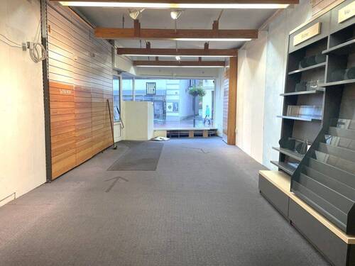 Laden links Verkaufsfläche mit Sicht zur Straße - 6 Zimmer Mehrfamilienhaus, Wohnhaus zum Kaufen in Barmstedt