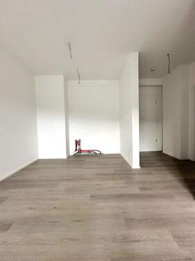 Wohn- und Esszimmerbereich mit offener Einbauküche - 2 Zimmer Etagenwohnung zur Miete in Albstadt