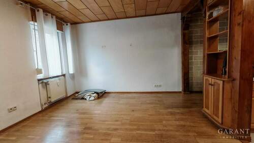 Wohnzimmeransicht01 Eutingen - 4 Zimmer Etagenwohnung zum Kaufen in Pforzheim