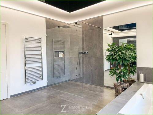 großzügige Walk-in Dusche - 