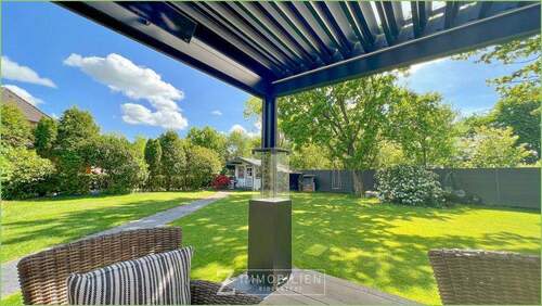 mit Blick in den herrlichen Garten - 