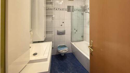 Bad mit Wanne - 3 Zimmer Etagenwohnung zur Miete in Plauen