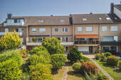 Rückansicht - Attraktives Einfamilienhaus für die Familie! Sonniges Grundstück mit schönem Garten, Doppelgarage und zusätzlicher Ausbaureserve im Dachgescho