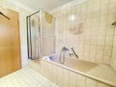 Badewanne und Dusche - 