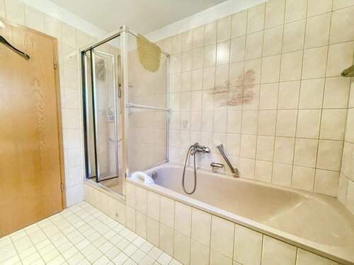 Badewanne und Dusche - 