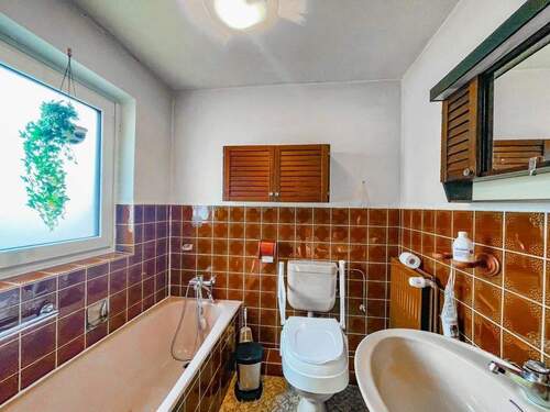 Badezimmer mit Wanne - 