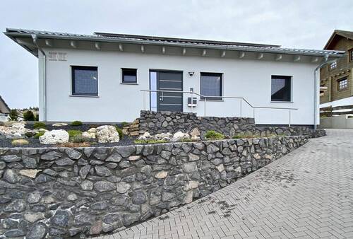 Frontseite - Für Naturliebhaber und Energiesparer - neuwertiger Bungalow