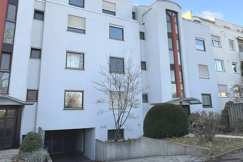 Hausansicht und Zufahrt TG - 