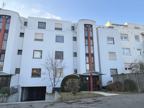 Hausansicht - Charmante, sofort freie 2-Zimmer-Wohnung in ruhiger Lage mit großem Balkon und TG-Stellplatz
