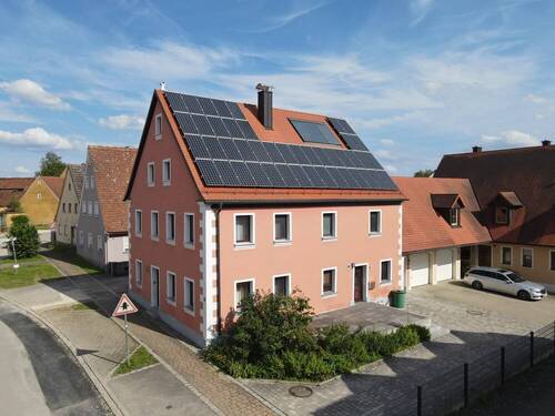 Bild 1 - PERFEKTIONIERT STATT RENOVIERT - Einfamilienhaus mit Garage