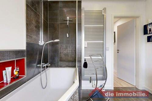 Lichtdurchflutetes Badezimmer mit Dachfenster - 