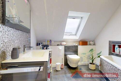 Komplett erneuertes Wohlfühlbad mit moderner Ausstattung - 