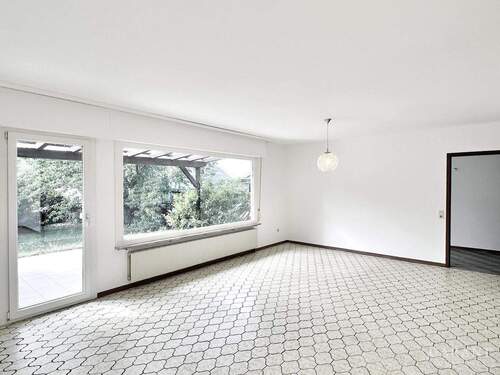 Wohnzimmer - 6 Zimmer Einfamilienhaus zum Kaufen in Neulußheim