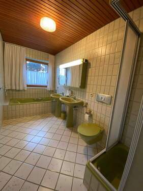 Bad mit Wanne und Dusche - 