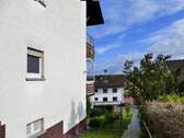Weg zum Carport - 