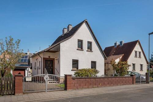 Hausansicht Vorne - Nahezu zum Bodenwert: Grundstück mit Altbestand und Entwicklungspotenzial