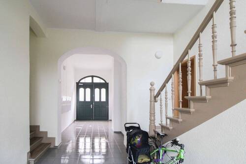 Eingangsbereich Vorderhaus - 2 Zimmer Etagenwohnung zum Kaufen in Magdeburg