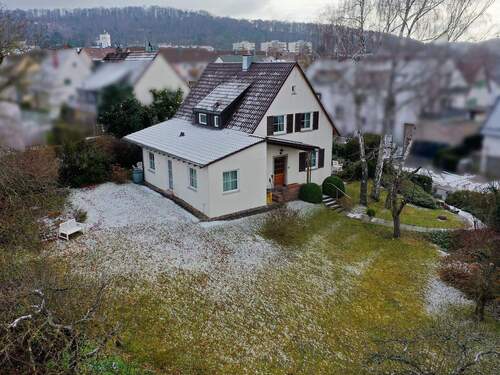 Riesiges Grundstück und Hausansicht mit Eingangsbereich - 